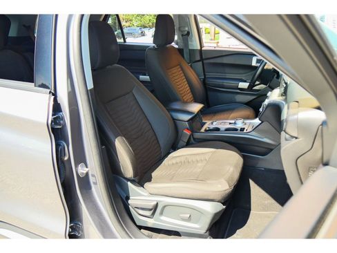 Used 2021 Ford Explorer XLT image 14