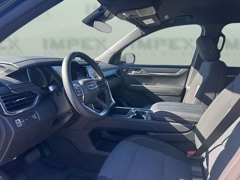 Used 2025 GMC Acadia Elevation image 9