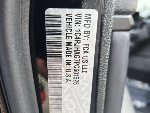 Used 2023 Jeep Grand Cherokee Laredo w/ Luxury Tech Group I image 34