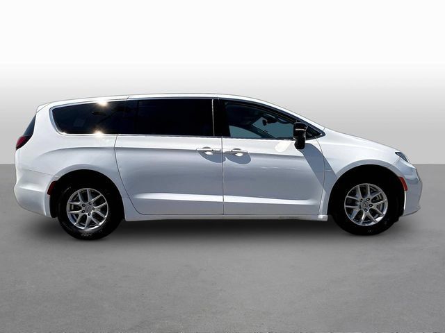 Used 2024 Chrysler Pacifica Touring-L FWD image 8