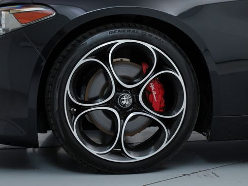 Used 2023 Alfa Romeo Giulia Veloce RWD image 19