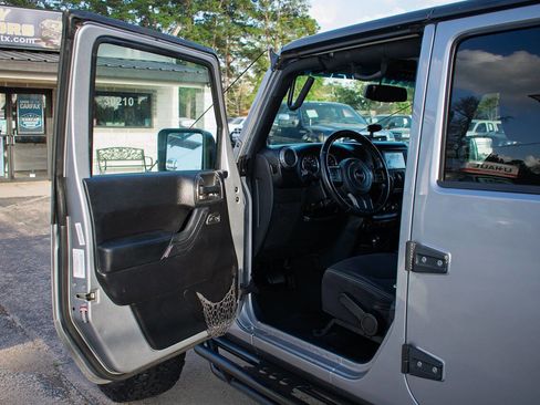 Used 2014 Jeep Wrangler Unlimited Sahara w/ Max Tow Package image 10