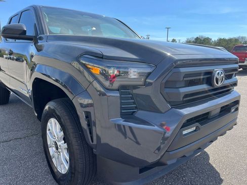 Certified 2025 Toyota Tacoma SR5 image 28