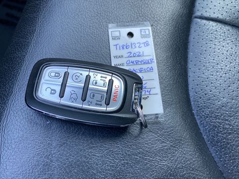Used 2021 Chrysler Pacifica Touring-L w/ Uconnect Theater Family Group AWD/4WD image 21