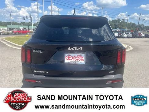 Used 2023 Kia Sorento LX AWD/4WD image 4