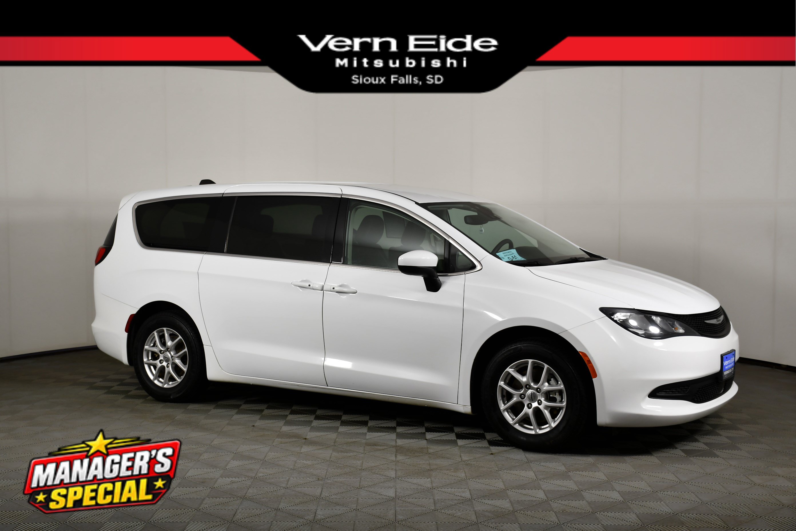 Used 2023 Chrysler Voyager LX FWD image 1