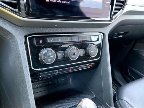 Certified 2023 Volkswagen Atlas Cross Sport SE w/ Panoramic Sunroof Package AWD/4WD image 30