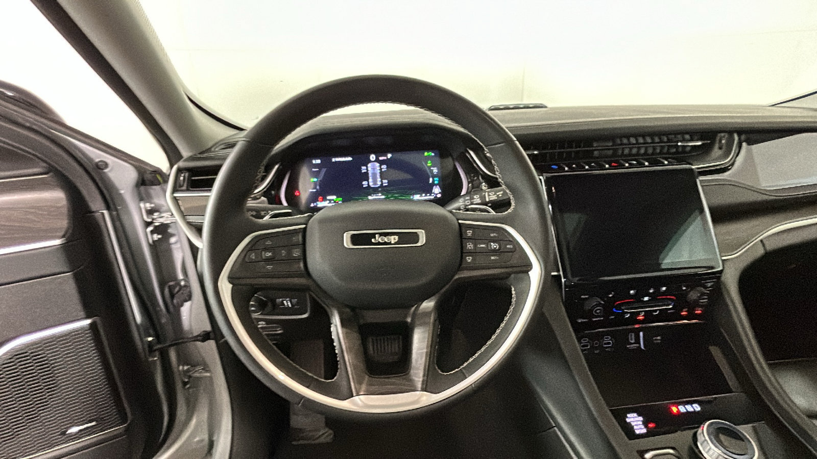 Used 2023 Jeep Grand Cherokee 4WD 4xe w/ Luxury Tech Group II image 18