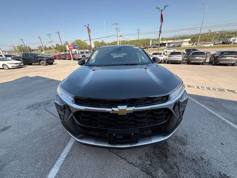 Used 2025 Chevrolet Trax LT w/ LT Convenience Package image 2