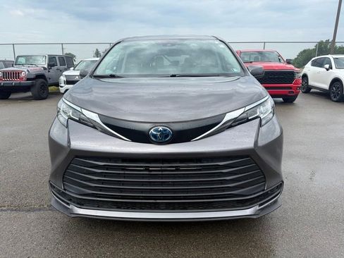 Used 2023 Toyota Sienna LE AWD/4WD image 2