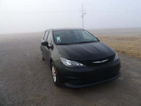 Used 2023 Chrysler Voyager LX image 4