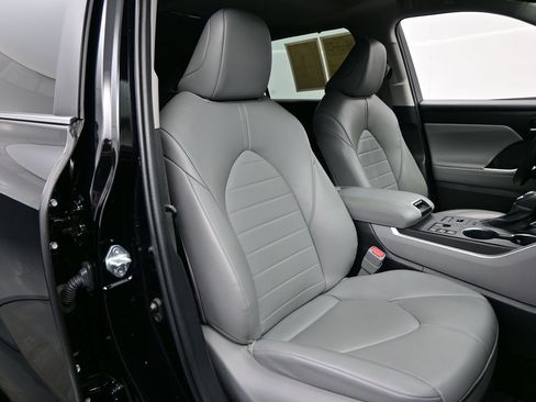 Used 2023 Toyota Highlander XLE AWD/4WD image 14