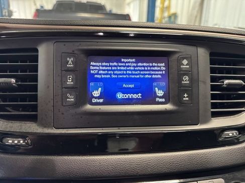Used 2017 Chrysler Pacifica Touring-L FWD image 35