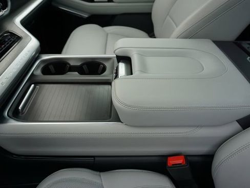 Used 2025 Ford Expedition Platinum w/ Driver's Package image 34