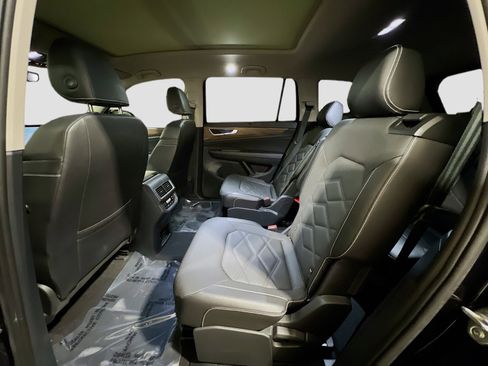 Used 2024 Volkswagen Atlas SE w/ Panoramic Sunroof Package FWD image 17