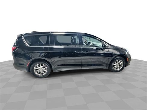 Used 2024 Chrysler Pacifica Touring-L image 9