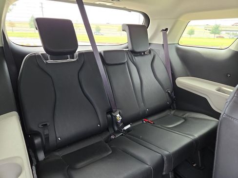 Used 2022 Kia Carnival LX FWD image 32