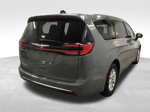 Used 2023 Chrysler Pacifica Touring-L image 14