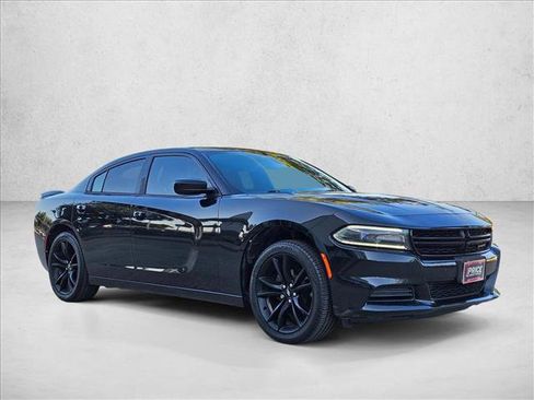 Used 2018 Dodge Charger SXT w/ Blacktop Package RWD image 3