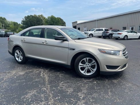 Used 2018 Ford Taurus SE FWD image 2