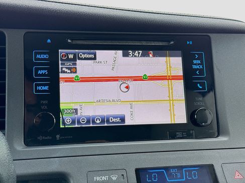 Used 2015 Toyota Sienna XLE image 9