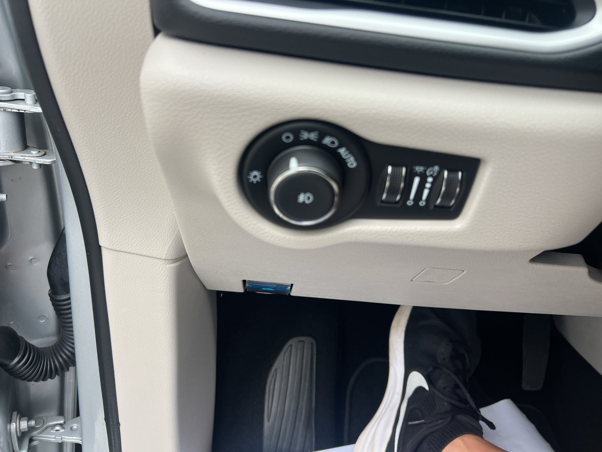 Used 2024 Chrysler Pacifica Touring-L FWD image 30