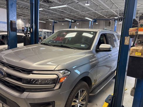 Used 2022 Ford Expedition XLT image 1