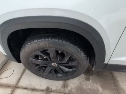 Certified 2022 Volkswagen Taos SE w/ Panoramic Sunroof Package image 11