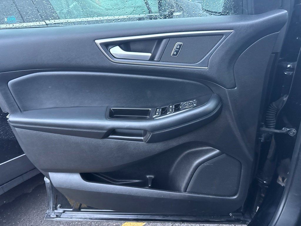 Used 2017 Ford Edge SEL w/ Equipment Group 201A FWD image 9
