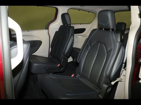 Used 2021 Chrysler Pacifica Touring-L w/ Uconnect Theater Family Group FWD image 14