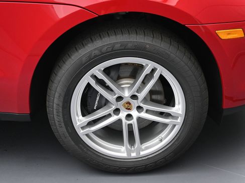 Certified 2025 Porsche Macan image 11