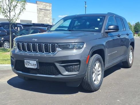 Used 2023 Jeep Grand Cherokee Laredo AWD/4WD image 2