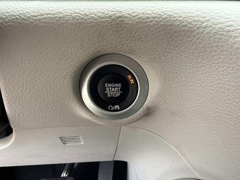 Used 2023 Chrysler Pacifica Limited FWD image 37