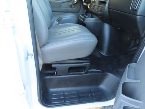 Used 2015 Chevrolet Express 2500 image 18
