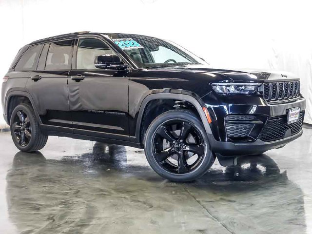 Used 2023 Jeep Grand Cherokee Altitude AWD/4WD image 2