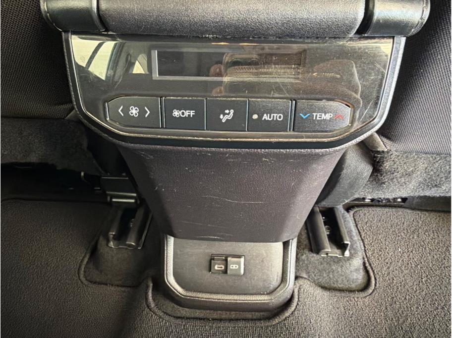 Used 2023 Toyota Highlander LE AWD/4WD image 27