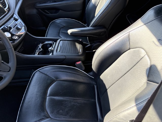 Used 2025 Chrysler Pacifica Limited FWD image 8