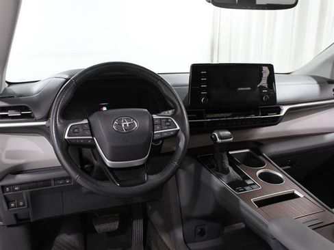 Used 2023 Toyota Sienna XLE image 6