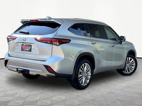 Used 2024 Toyota Highlander Platinum AWD/4WD image 6