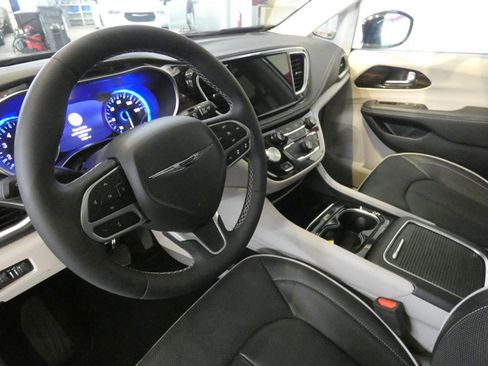 Used 2024 Chrysler Pacifica Limited w/ Trailer Tow Group AWD/4WD image 9