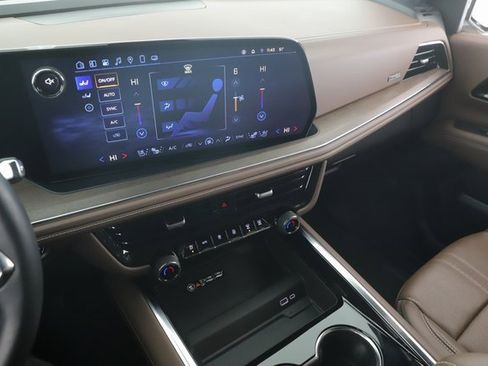 Used 2025 Chevrolet Suburban High Country image 28