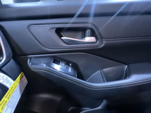 Used 2024 Nissan Rogue SL w/ SL Premium Package image 37