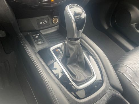 Used 2019 Nissan Rogue SL w/ Premium Package image 15