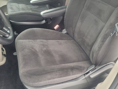 Used 2018 Dodge Grand Caravan SE w/ UConnect Hands-Free Group image 11