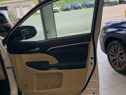 Used 2014 Toyota Highlander Limited AWD/4WD image 23