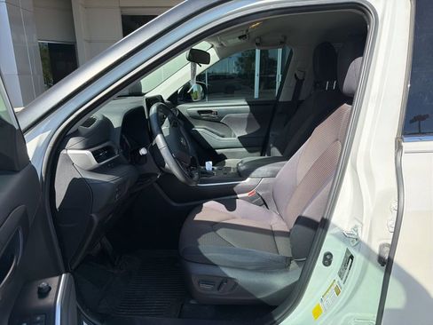 Used 2021 Toyota Highlander LE image 7