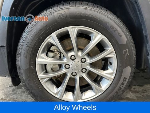 Used 2019 Jeep Cherokee Latitude Plus w/ Cold Weather Group image 12