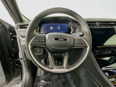 Certified 2025 Jeep Grand Cherokee Limited image 18