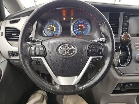 Used 2019 Toyota Sienna XLE w/ XLE Navigation Package image 17