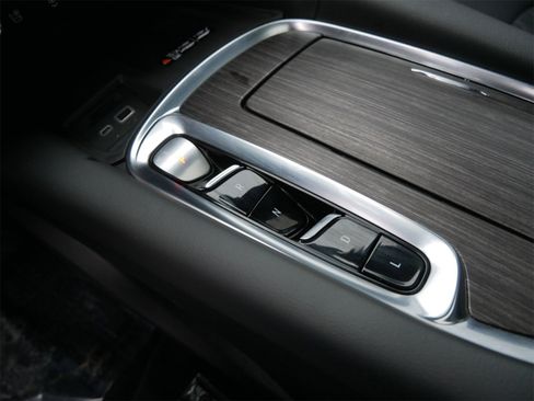 Used 2024 Buick Enclave Avenir w/ Avenir Technology Package image 17